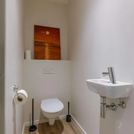 Huswell - Spacious Top-floor With Private Parking
