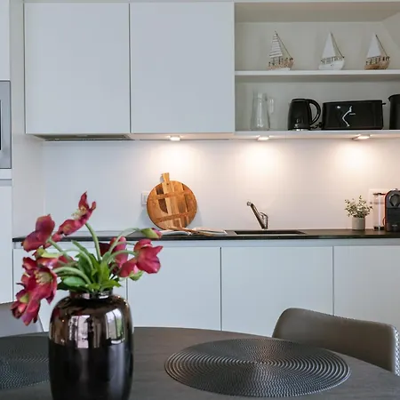 Huswell - Spacious Top-floor With Private Parking