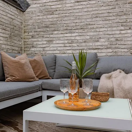 Huswell - Spacious Top-floor With Private Parking Apartmán