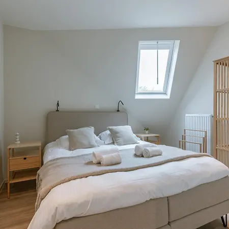 Huswell - Spacious Top-floor With Private Parking *