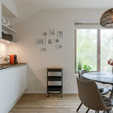 Huswell - Spacious Top-floor With Private Parking *